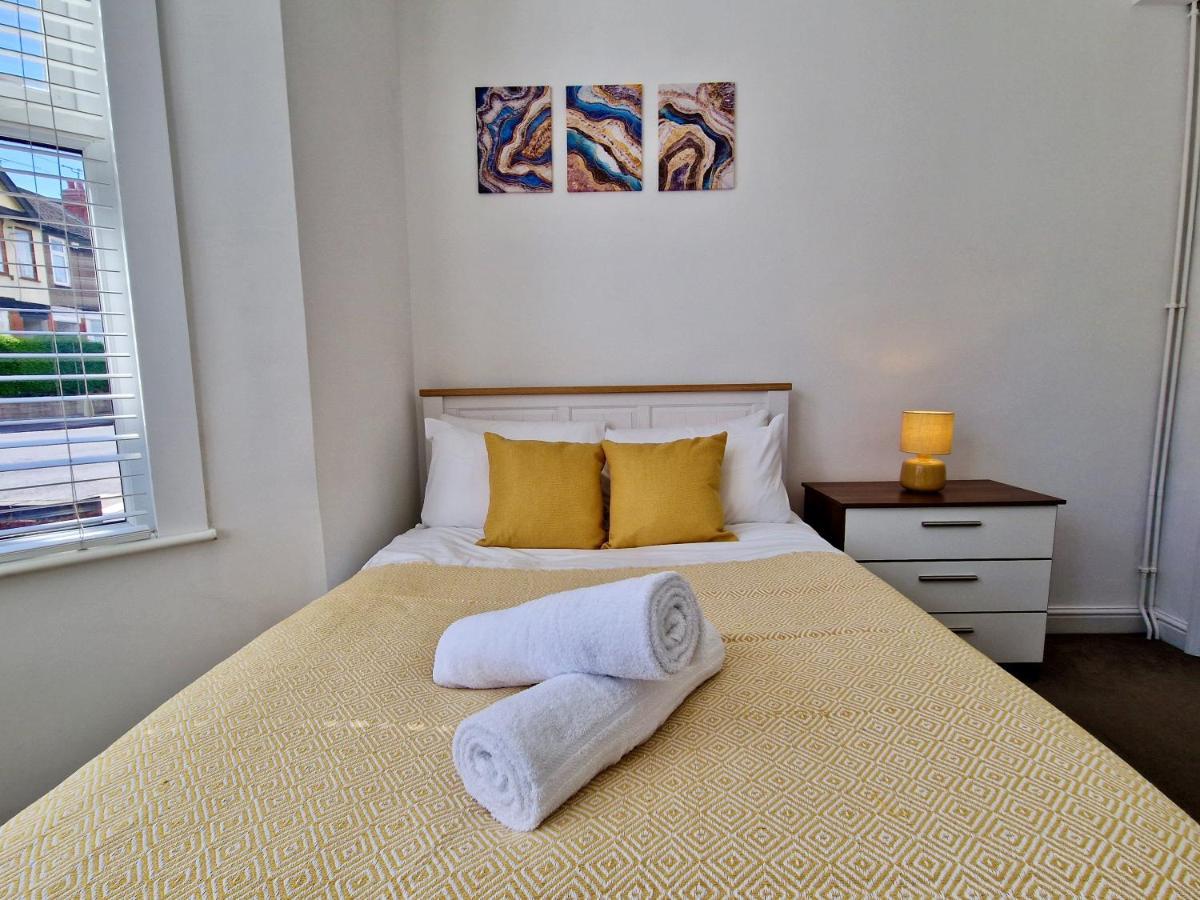 Incredible Private Rooms All With Private Bathrooms In A Fully Serviced House Next To City Centre With Free Parking Coventry Eksteriør bilde