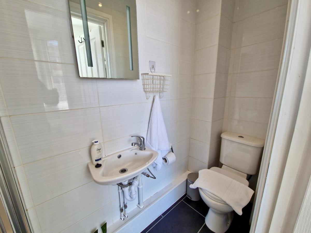 Incredible Private Rooms All With Private Bathrooms In A Fully Serviced House Next To City Centre With Free Parking Coventry Eksteriør bilde