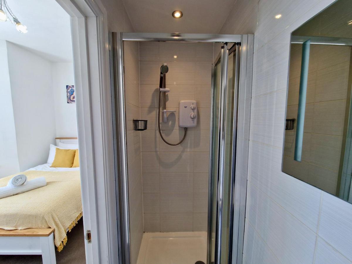 Incredible Private Rooms All With Private Bathrooms In A Fully Serviced House Next To City Centre With Free Parking Coventry Eksteriør bilde