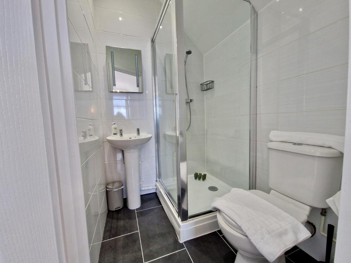 Incredible Private Rooms All With Private Bathrooms In A Fully Serviced House Next To City Centre With Free Parking Coventry Eksteriør bilde