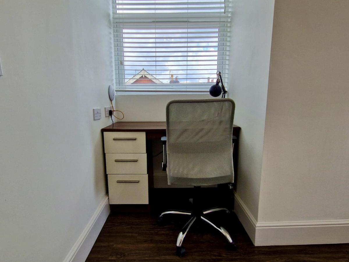 Incredible Private Rooms All With Private Bathrooms In A Fully Serviced House Next To City Centre With Free Parking Coventry Eksteriør bilde
