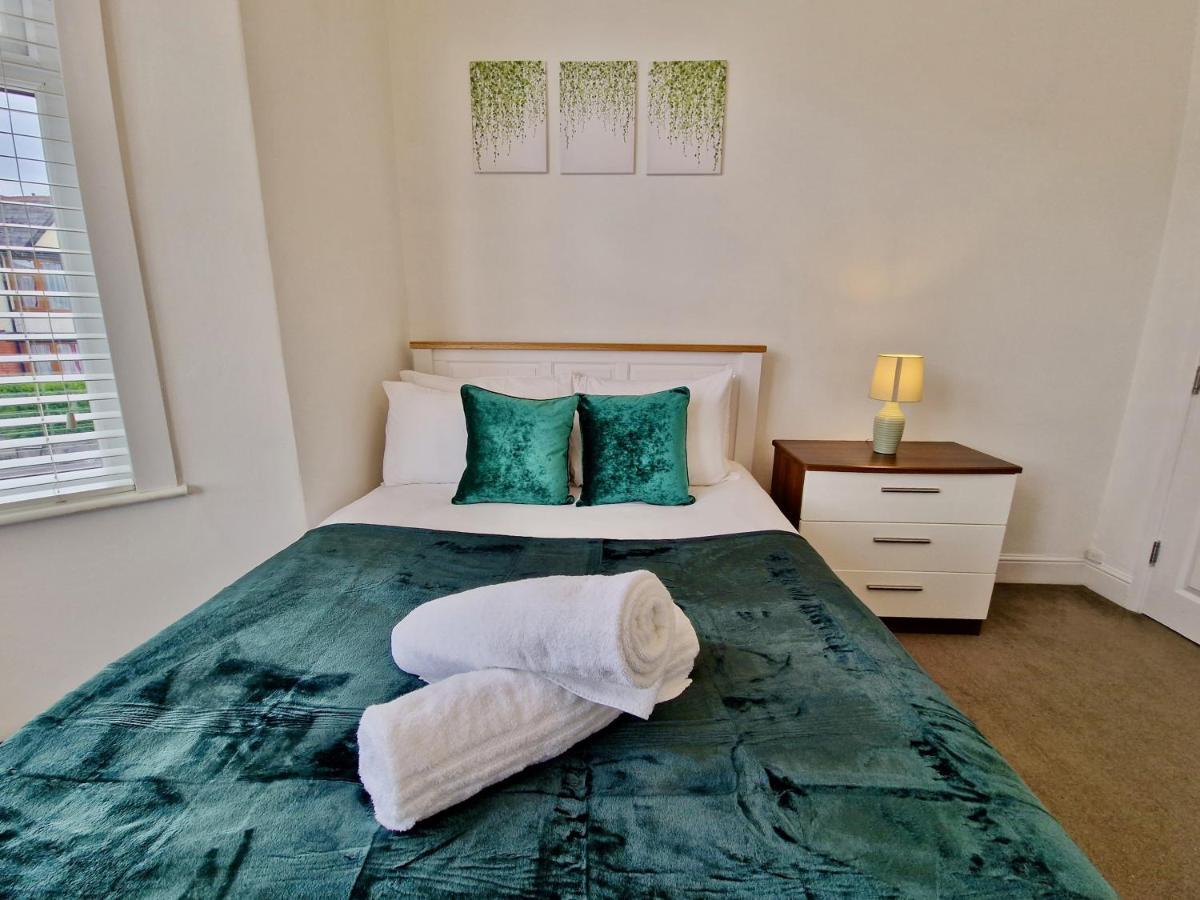 Incredible Private Rooms All With Private Bathrooms In A Fully Serviced House Next To City Centre With Free Parking Coventry Eksteriør bilde