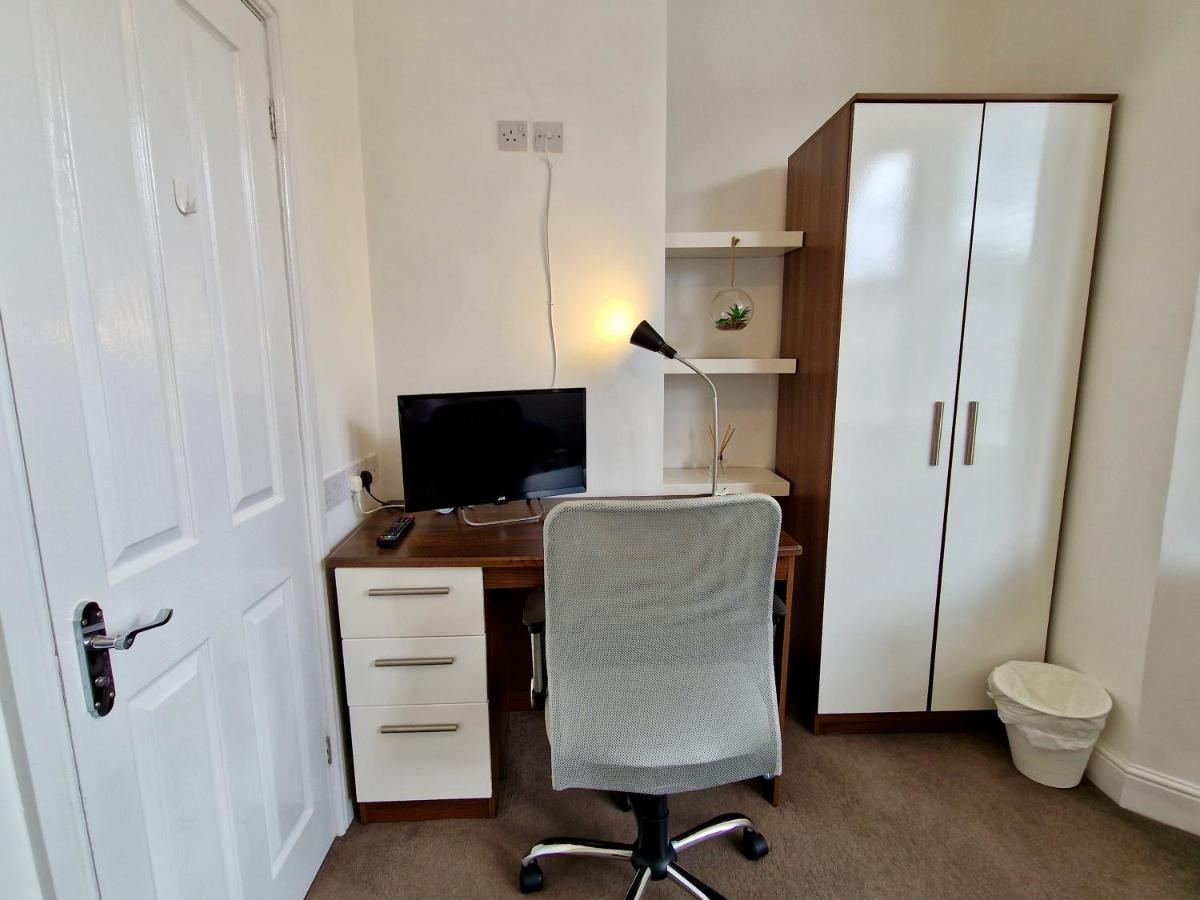Incredible Private Rooms All With Private Bathrooms In A Fully Serviced House Next To City Centre With Free Parking Coventry Eksteriør bilde