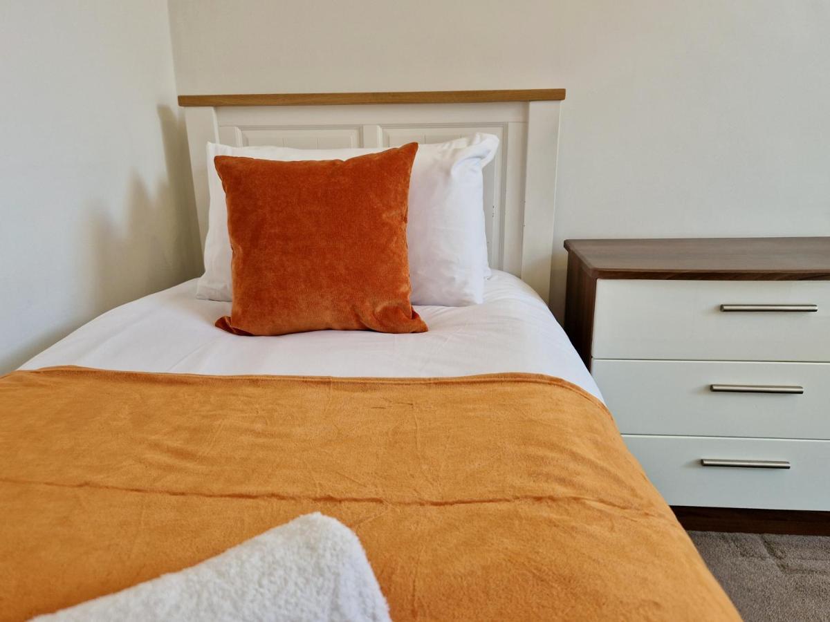 Incredible Private Rooms All With Private Bathrooms In A Fully Serviced House Next To City Centre With Free Parking Coventry Eksteriør bilde