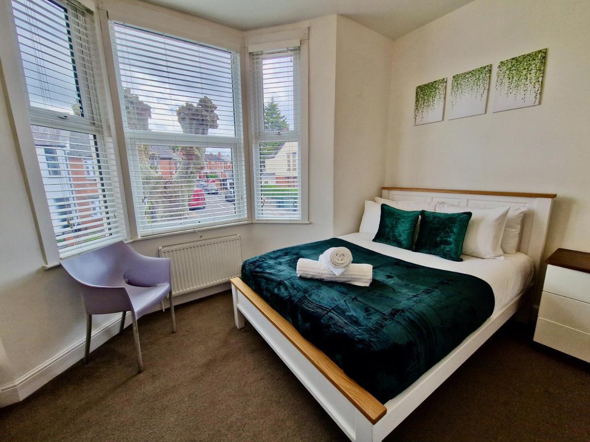 Incredible Private Rooms All With Private Bathrooms In A Fully Serviced House Next To City Centre With Free Parking Coventry Eksteriør bilde