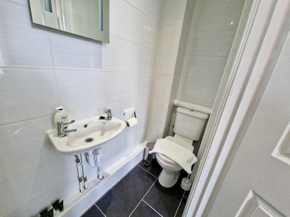 Incredible Private Rooms All With Private Bathrooms In A Fully Serviced House Next To City Centre With Free Parking Coventry Eksteriør bilde