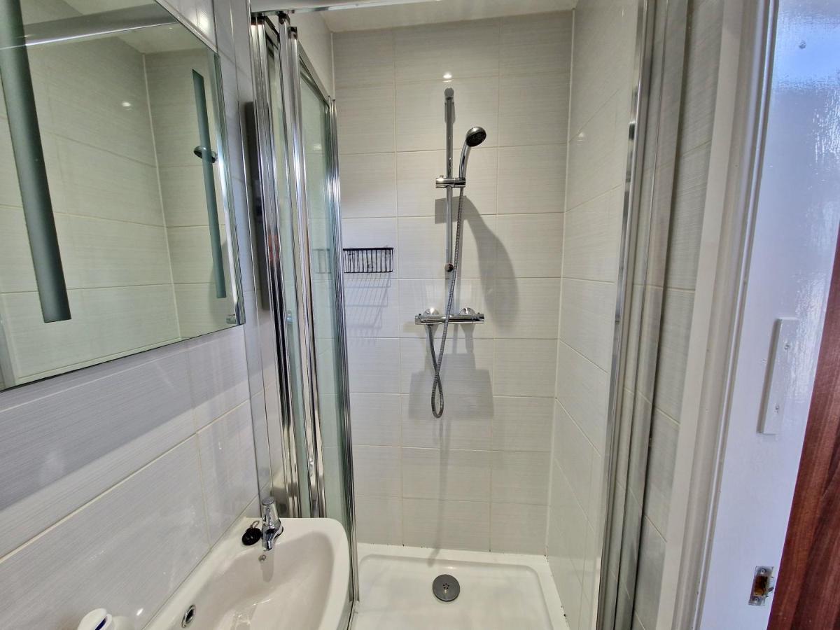 Incredible Private Rooms All With Private Bathrooms In A Fully Serviced House Next To City Centre With Free Parking Coventry Eksteriør bilde
