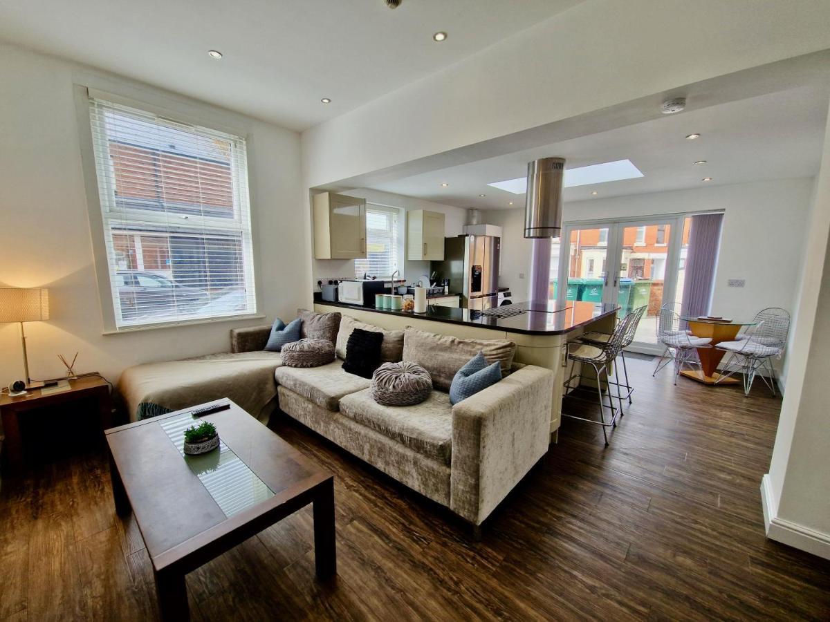 Incredible Private Rooms All With Private Bathrooms In A Fully Serviced House Next To City Centre With Free Parking Coventry Eksteriør bilde