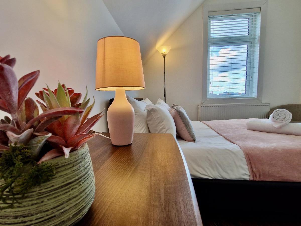 Incredible Private Rooms All With Private Bathrooms In A Fully Serviced House Next To City Centre With Free Parking Coventry Eksteriør bilde