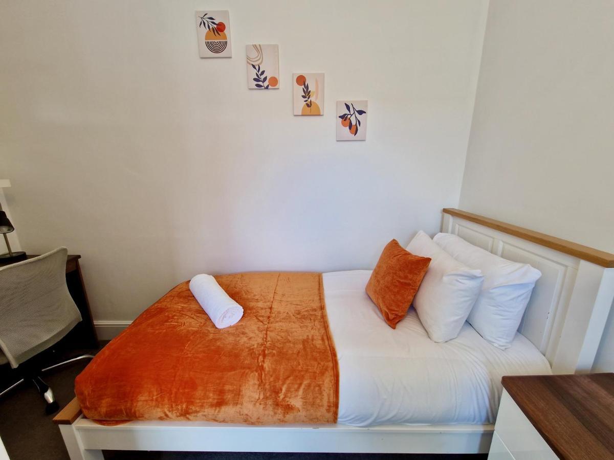 Incredible Private Rooms All With Private Bathrooms In A Fully Serviced House Next To City Centre With Free Parking Coventry Eksteriør bilde