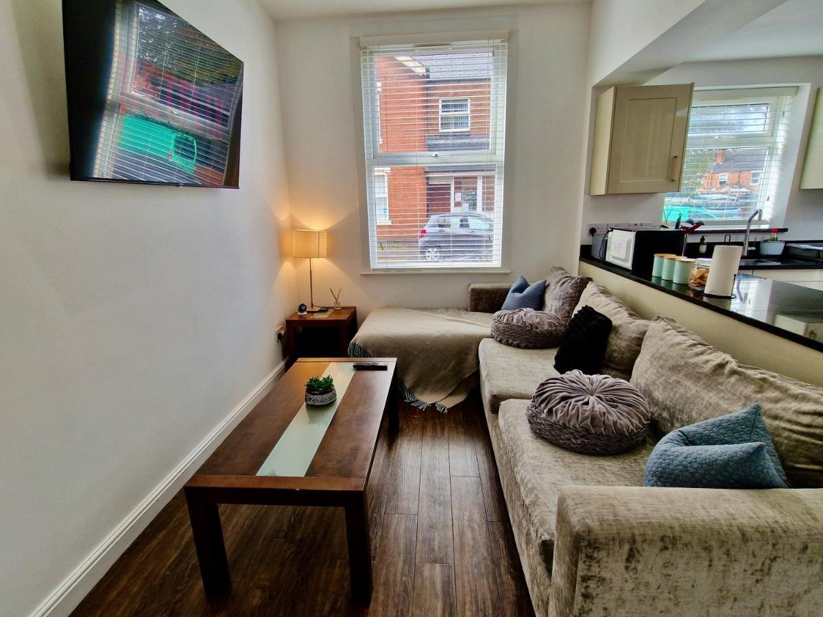 Incredible Private Rooms All With Private Bathrooms In A Fully Serviced House Next To City Centre With Free Parking Coventry Eksteriør bilde
