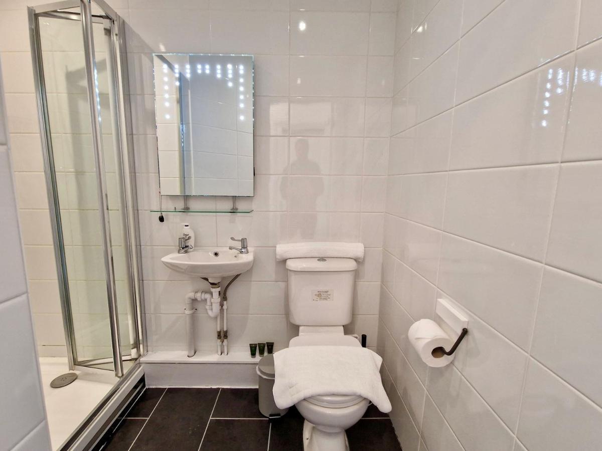 Incredible Private Rooms All With Private Bathrooms In A Fully Serviced House Next To City Centre With Free Parking Coventry Eksteriør bilde