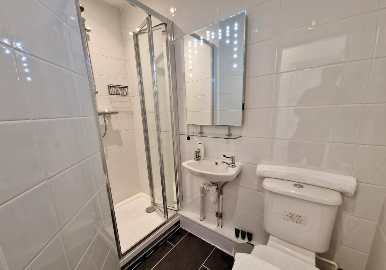 Incredible Private Rooms All With Private Bathrooms In A Fully Serviced House Next To City Centre With Free Parking Coventry Eksteriør bilde